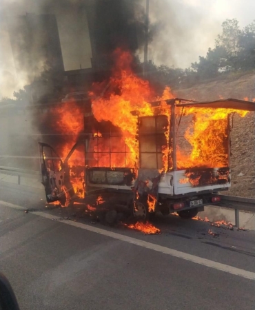 TEM’de alevlere teslim olan kamyonet küle döndü