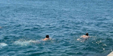 Termometreler 39 dereceyi gösterdi, sıcaktan bunalanlar boğazın serin sularına atladı