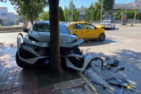 Ticari taksi ile otomobil çarpıştı: 2 yaralı