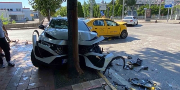 Ticari taksi ile otomobil çarpıştı: 2 yaralı