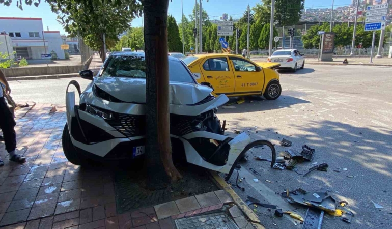 Ticari taksi ile otomobil çarpıştı: 2 yaralı