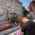 Tıraş olurken yol yapım çalışmasını izledi, gören bir daha baktı