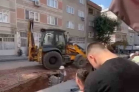Tıraş olurken yol yapım çalışmasını izledi, gören bir daha baktı