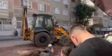 Tıraş olurken yol yapım çalışmasını izledi, gören bir daha baktı