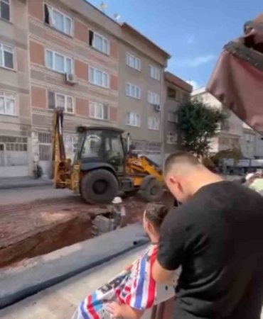 Tıraş olurken yol yapım çalışmasını izledi, gören bir daha baktı
