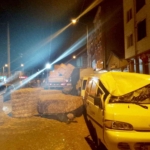 Tırdaki saman balyaları park halındaki araçların üzerine düştü