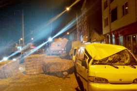 Tırdaki saman balyaları park halındaki araçların üzerine düştü