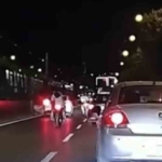 Trafiği tehlikeye soktuğu yetmedi, kontrollü şerit değiştiren aracın aynasını kırdı