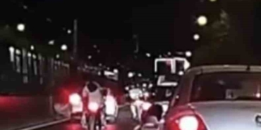 Trafiği tehlikeye soktuğu yetmedi, kontrollü şerit değiştiren aracın aynasını kırdı