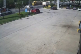 Trafik ışıklarında bekleyen araçları böyle biçti