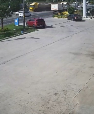 Trafik ışıklarında bekleyen araçları böyle biçti