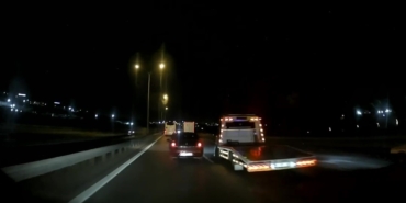 Trafik magandaları bu kez çekici sürücüsü çıktı: İki otomobil sürücüsünü yol boyunca taciz ettiler