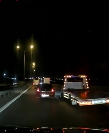 Trafik magandaları bu kez çekici sürücüsü çıktı: İki otomobil sürücüsünü yol boyunca taciz ettiler