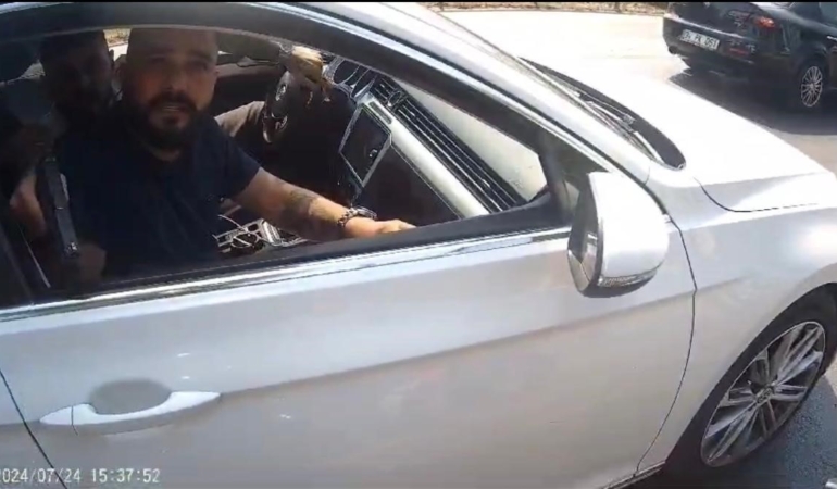 Trafikte tartıştığı motosiklet sürücüsüne silah çekti