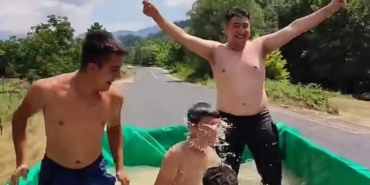 Traktör römorkuna doldurdukları suyla serinlediler