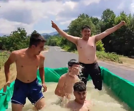 Traktör römorkuna doldurdukları suyla serinlediler