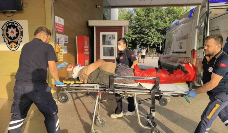 Traktörün ezdiği çiftçi ağır yaralandı