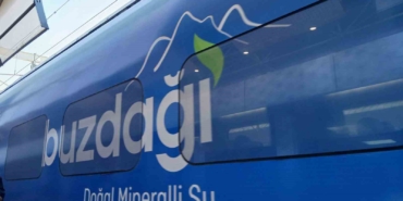Trenler su firmasının reklamı ile kaplandı: Vatandaş manzarasız tren yolculuğuna tepki gösterdi