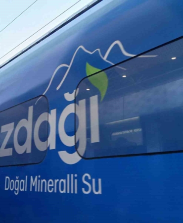 Trenler su firmasının reklamı ile kaplandı: Vatandaş manzarasız tren yolculuğuna tepki gösterdi