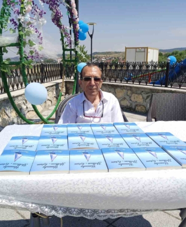 Tüm engelleri aşarak şiir kitabı çıkardı