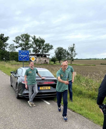 Türk rekortmenden yeni rekor: Tek şarjla 9 ülke gezdi