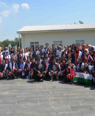 Türkçe eğitimini başarıyla tamamlayan misafir öğrenciler belgelerini aldı