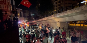 Türkiye çeyrek finale yükseldi, Bursa sokaklara aktı