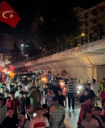 Türkiye çeyrek finale yükseldi, Bursa sokaklara aktı