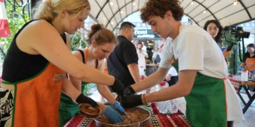 Türkiye’ye gelen yabancı öğrenciler, çiğköfte yaparken boncuk boncuk terledi