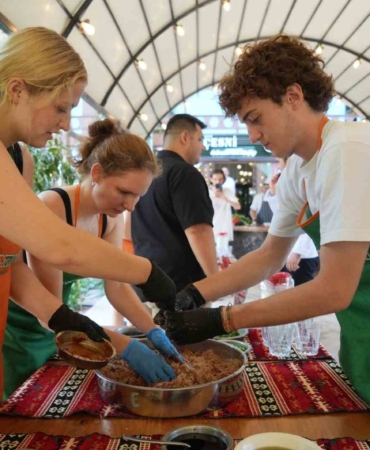 Türkiye’ye gelen yabancı öğrenciler, çiğköfte yaparken boncuk boncuk terledi