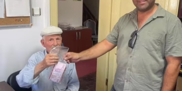 Tuvalette bulduğu 10 bin lirayı sahibine teslim etti