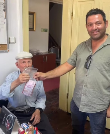 Tuvalette bulduğu 10 bin lirayı sahibine teslim etti