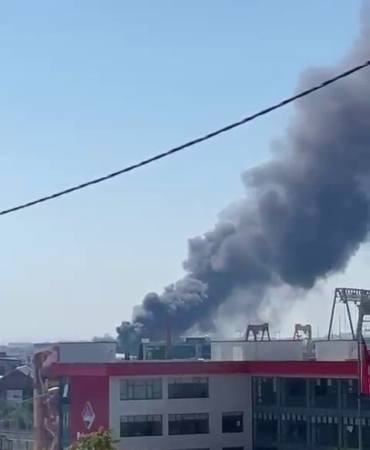 Tuzla’da bulunan yat imalathanesinde yangın çıktı. Olay yerine çok sayıda itfaiye ekibi sevk edildi.
