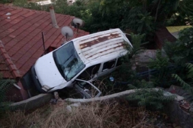 Tuzla’da yokuşta kayan araç gecekondunun üzerine düştü