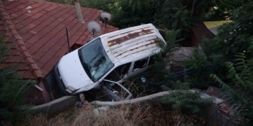 Tuzla’da yokuşta kayan araç gecekondunun üzerine düştü
