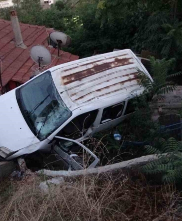 Tuzla’da yokuşta kayan araç gecekondunun üzerine düştü