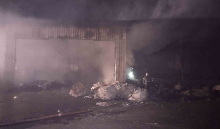 Ümraniye’de atık kağıt geri dönüşüm tesisinde çıkan yangın söndürüldü