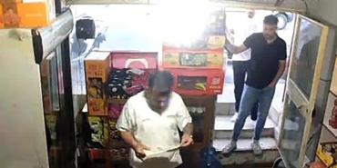 Ümraniye’de dükkanlardan vergi levhası parası isteyen şahıslar yakalandı