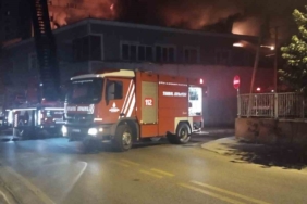 Ümraniye’de mobilya imalathanesinin çatısı alev alev yandı