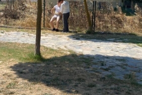 Uyuşturucu madde etkisindeki şahıs parkta soyundu