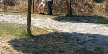 Uyuşturucu madde etkisindeki şahıs parkta soyundu