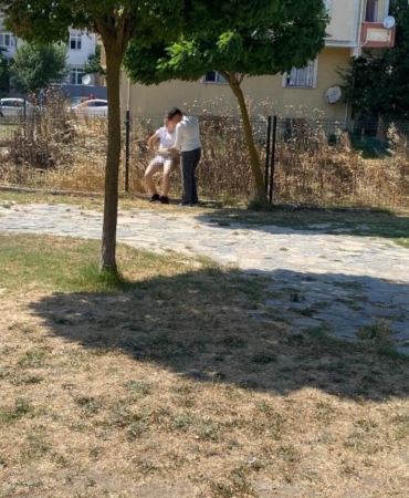 Uyuşturucu madde etkisindeki şahıs parkta soyundu