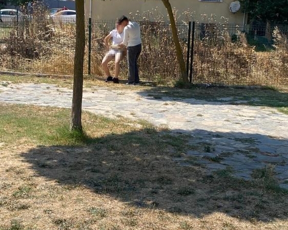 Uyuşturucu madde etkisindeki şahıs parkta soyundu