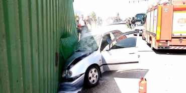 Üzerine tır devrilen otomobildeki aile ölümden döndü