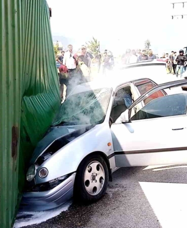 Üzerine tır devrilen otomobildeki aile ölümden döndü