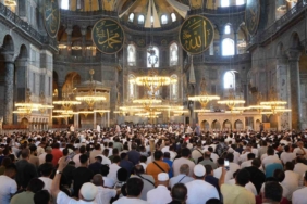 Vakıflardan Ayasofya-i Kebir Camii Şerifi’nde aşure ikramı