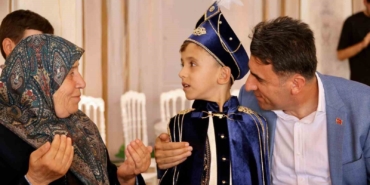 Vali Aygöl, şehit ailesini mutlu günde yalnız bırakmadı