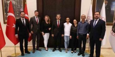 Vali Ekici, LGS’de başarı gösteren öğrenciyi kabul etti