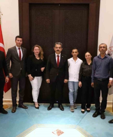 Vali Ekici, LGS’de başarı gösteren öğrenciyi kabul etti