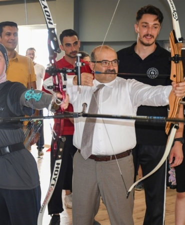 Vali Ustaoğlu, genç sporcularla spor yaptı